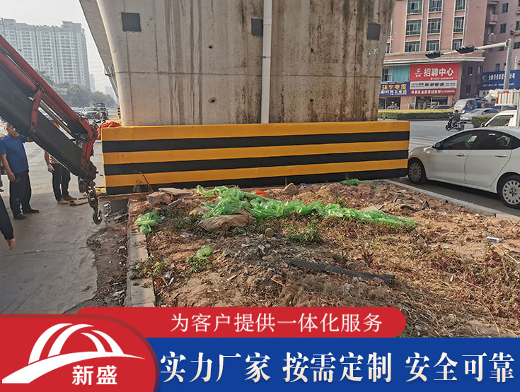 高速公路黑黃相間醒目提示防撞設(shè)施